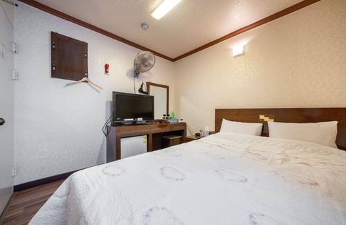 Songcheon-dong Hotel | Mia Young