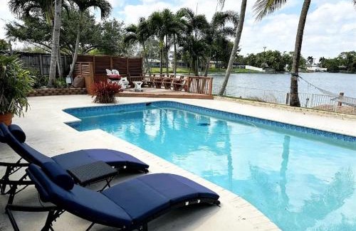 Pembroke Pines House | Miami-4-NW-Unique house with lake view and pool