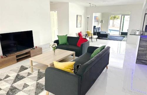 Pembroke Pines House | Miami-4-NW-Unique house with lake view and pool