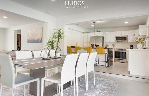 Ludlam House | Miami 5BR Entertainer Heated Pool & Ping Pong L08