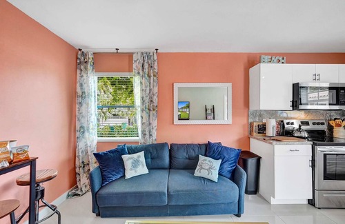 West Little River Apartment | Miami Art Deco Style Unit With Hot Tub