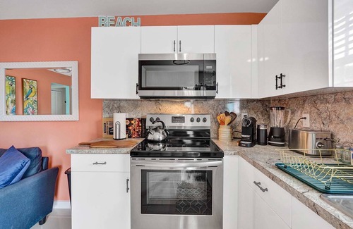 West Little River Apartment | Miami Art Deco Style Unit With Hot Tub