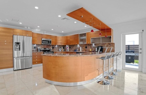 Highland Lakes House | Miami Lakefront Paradise! 5 Beds, Heated Pool