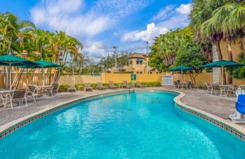 Miami Lakes House | Miami Lakes! Unwind, Fun in the Sun!