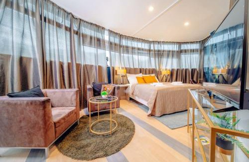 Prague 5 Apartment | Miami Lovely romantic Garden apartment with whirlpool