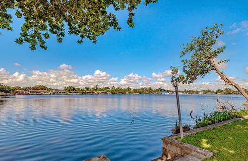 Ojus House | Miami Luxury House Lake Side Pool & Spa