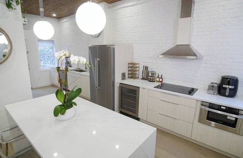 Edgewater Condo | Miami styled living - Min to NYC