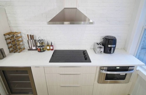 Edgewater Condo | Miami styled living - Min to NYC