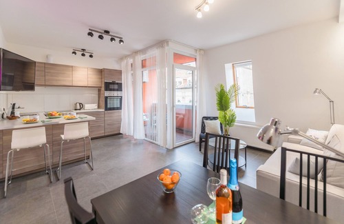 Terezvaros Apartment | Miami Vice Apartment with Balcony