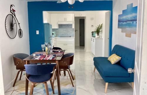 Gladeview House | MiCasitAzul, 10:00 AM checking, Luxury Patio, BBQ and Free Parking.