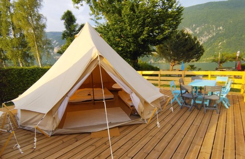 Novalaise Ski Chalet | michigan-Chalet-Comfort-Ensuite with Shower-Lake view