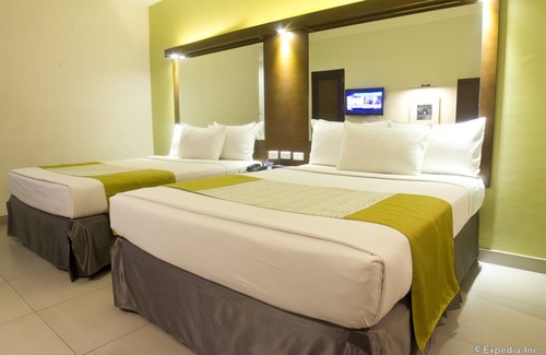 Bagumbayan Hotel | Microtel by Wyndham Acropolis