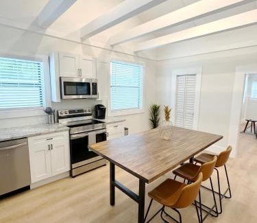 Indian Rocks Beach House | Mid-Century 1bd House - Beach Gear - 5min Walk to Beach