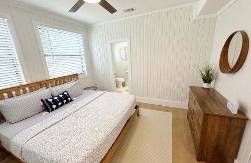 Indian Rocks Beach House | Mid-Century 1bd House - Beach Gear - 5min Walk to Beach
