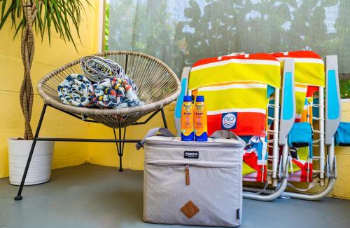 Indian Rocks Beach House | Mid-Century 1bd House - Beach Gear - 5min Walk to Beach