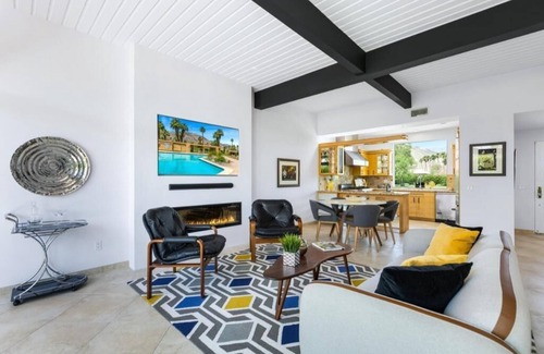 Palm Desert Condo | Mid-century chic! Casa de Palmas is a wonderful high end condo close to shops!