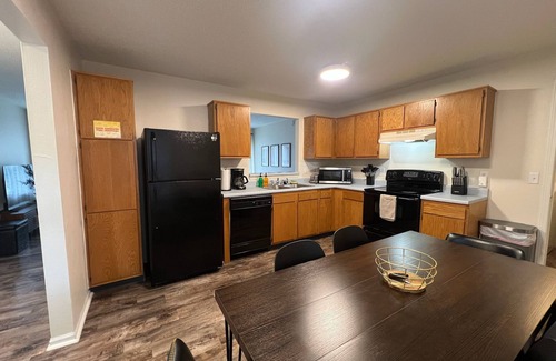 Kokomo House | Mid-Century Comfort 3BR 2 BATH in a Quiet Neighborhood - Family Friendly