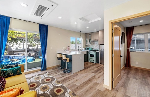 Del Aire House | Mid Century House 10min from LAX + Beach with AC, WiFi and Putting Green