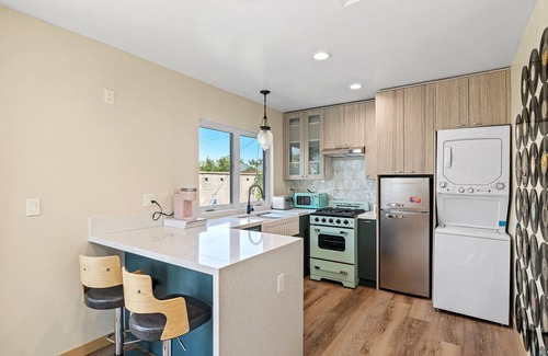 Del Aire House | Mid Century House 10min from LAX + Beach with AC, WiFi and Putting Green