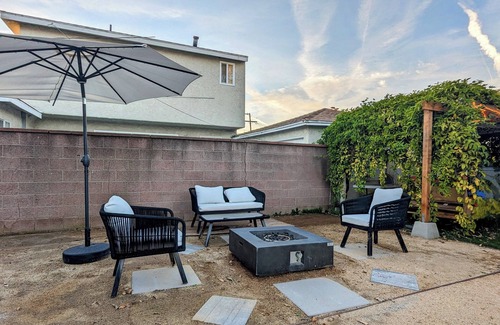 Del Aire House | Mid Century House 10min from LAX + Beach with AC, WiFi and Putting Green