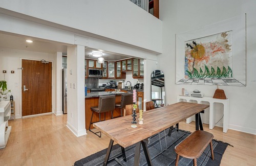 South of Market Apartment | Mid-Century Loft in SoMa - Steps to Caltrain!