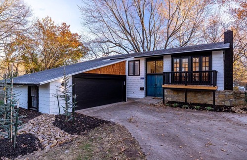 Lenexa House | Mid-Century Modern Retreat Home in Overland Park - Full Home