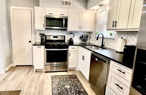 Lancaster House | Mid Century Modern Home 15 min to Dallas
