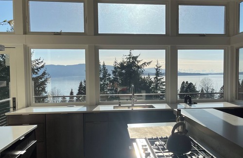 Edgemoor House | Mid-Century Modern PNW Retreat - views, privacy, prime location