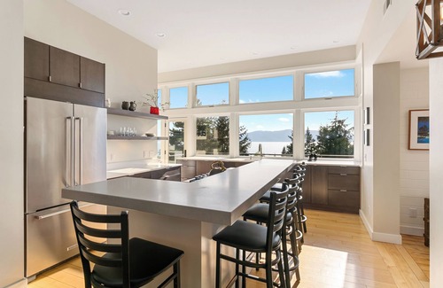 Edgemoor House | Mid-Century Modern PNW Retreat - views, privacy, prime location
