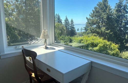 Edgemoor House | Mid-Century Modern PNW Retreat - views, privacy, prime location