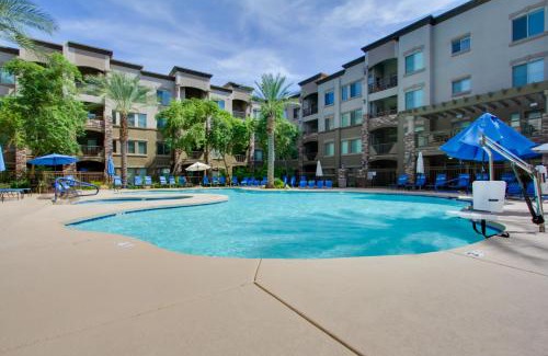 Desert Ridge Apartment | Mid-Century Modern Phoenix Condo, Walk to High St!