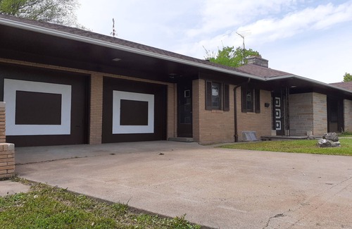 Centerville House | Mid Century Modern-close to city park and pool.
