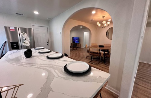 Uptown House | Mid Century Modern Escape w/3 Bedroom and 3 bath in Central San Antonio