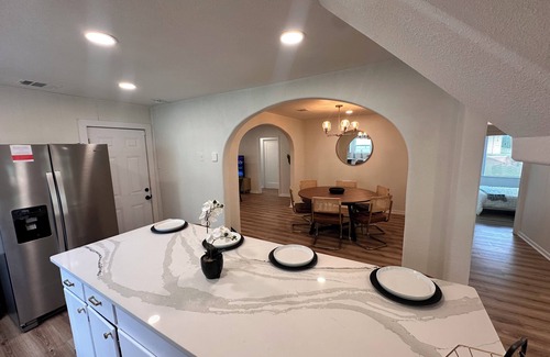 Uptown House | Mid Century Modern Escape w/3 Bedroom and 3 bath in Central San Antonio