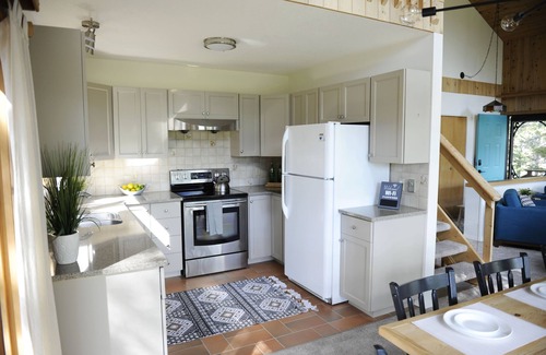 East Kootenay Cabin | Mid Century Mountain Modern Cabin