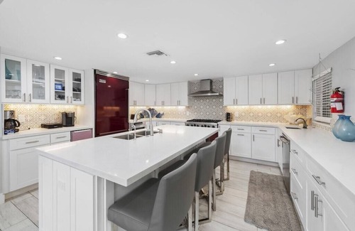Birch Park Finger Streets House | Mid-Century Oasis | 1 Block to Ft Lauderdale Beach | Pool, Kayaks & Porch