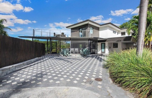 Birch Park Finger Streets House | Mid-Century Oasis | 1 Block to Ft Lauderdale Beach | Pool, Kayaks & Porch