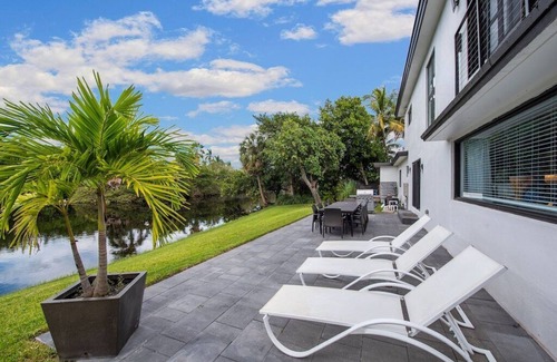 Birch Park Finger Streets House | Mid-Century Oasis | 1 Block to Ft Lauderdale Beach | Pool, Kayaks & Porch