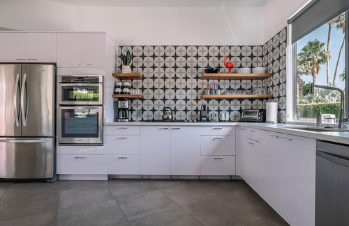 Palm Springs House | Mid Century Private Oasis in Historic Movie Colony East