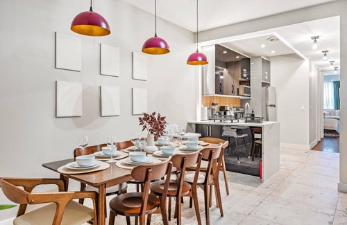 Williamsburg Apartment | Mid-Century Stay: 5BR and 5 Baths w/PS5 & Laundry