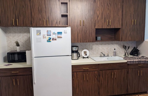 Eustis House | Mid Century Style Cottage Near Historic Downtown