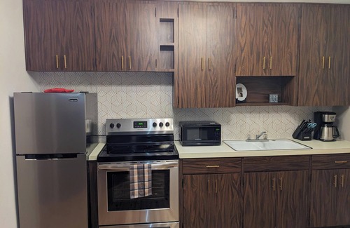 Eustis House | Mid Century Style Cottage Near Historic Downtown