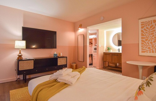 Fayetteville Hotel | Mid-Century Themed Hotel Room in Fayetteville, AR - The Clementine on College #3
