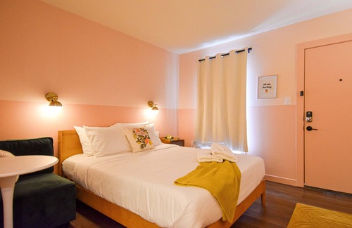 Fayetteville Hotel | Mid-Century Themed Hotel Room in Fayetteville, AR - The Clementine on College #3
