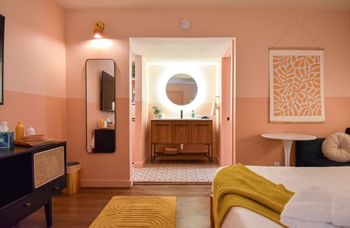 Fayetteville Hotel | Mid-Century Themed Hotel Room in Fayetteville, AR - The Clementine on College #3