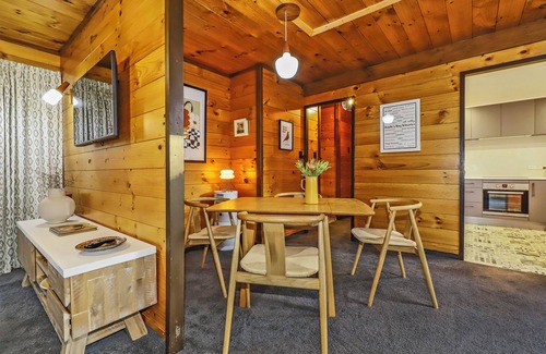 Hastings House | Mid City Modern - walk to shops, Royston Hospital.