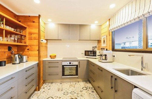 Hastings House | Mid City Modern - walk to shops, Royston Hospital.