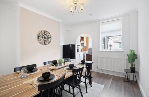 Lincoln House | Mid-Long Stay| Contractors | Families | Relocators Free Parking & Fast Wi-FI