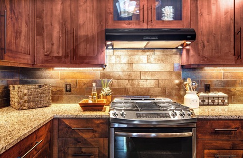 Deer Valley House | MID-MOUNTAIN - POOL, PRIVATE HOT TUB, EASY ACCESS TO SILVER LAKE VILLAGE/LIFT