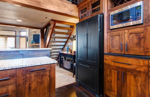 Deer Valley House | MID-MOUNTAIN - POOL, PRIVATE HOT TUB, EASY ACCESS TO SILVER LAKE VILLAGE/LIFT